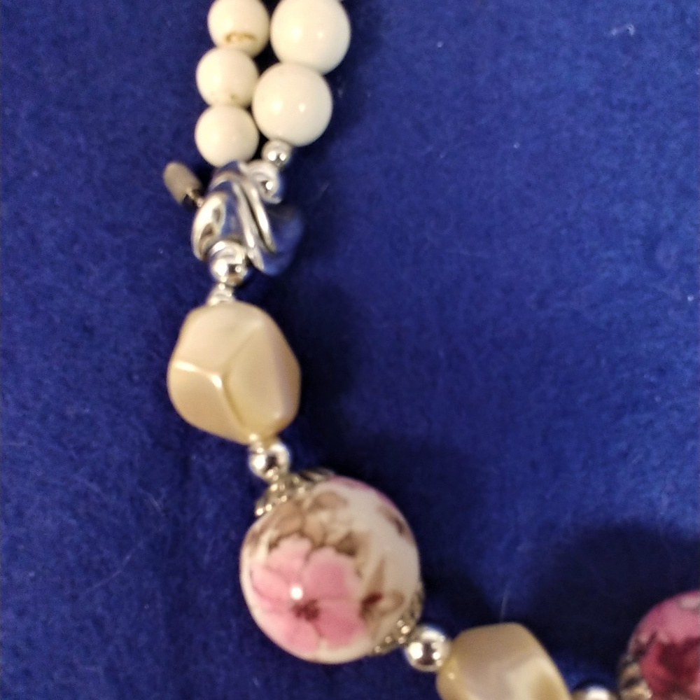 A Great Fashion Bead Necklace 11 1/2 Inches